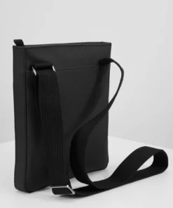 Lacoste FLAT CROSSOVER BAG - Sac Bandoulière - Black -Lacoste Soldes Magasin 0015c19e486d47138459d880378a8829