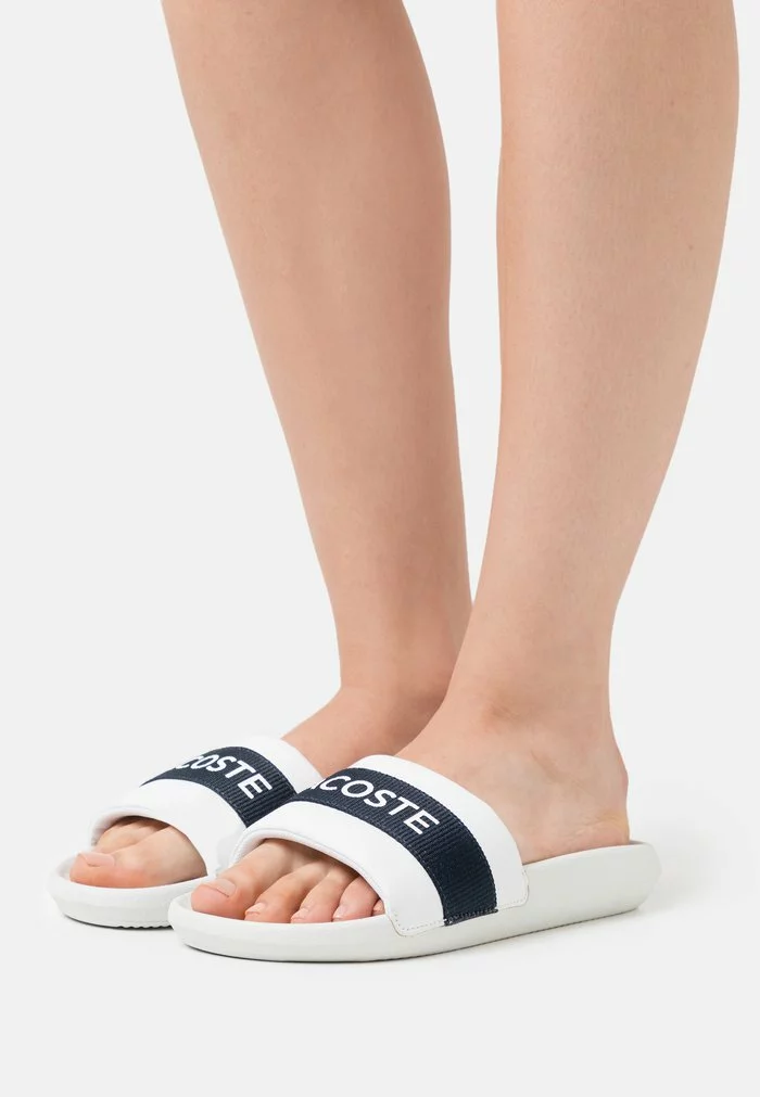Lacoste CROCO SLIDE - Mules - White/navy 1 Lacoste CROCO SLIDE - Mules - White/navy
