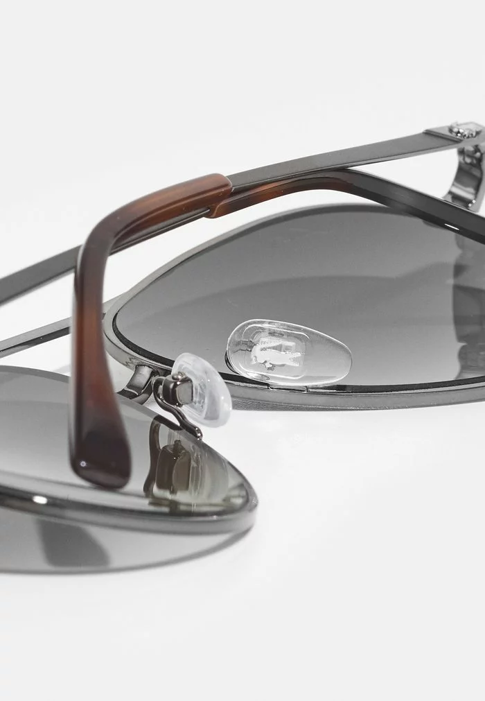 Lacoste UNISEX - Lunettes De Soleil - Grey 4 Lacoste UNISEX - Lunettes De Soleil - Grey – Image 4