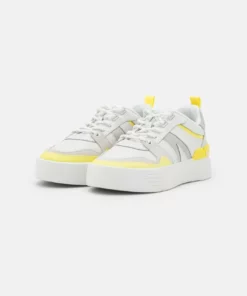 Lacoste Baskets Basses - White/yellow 8 Lacoste Baskets Basses - White/yellow -Lacoste Soldes Magasin 0cb9ed7ae0054e22825e43d98ae03065