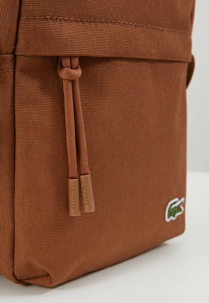 Lacoste VERTICAL CAMERA BAG - Sac Bandoulière - Otter 3 Lacoste VERTICAL CAMERA BAG - Sac Bandoulière - Otter – Image 3