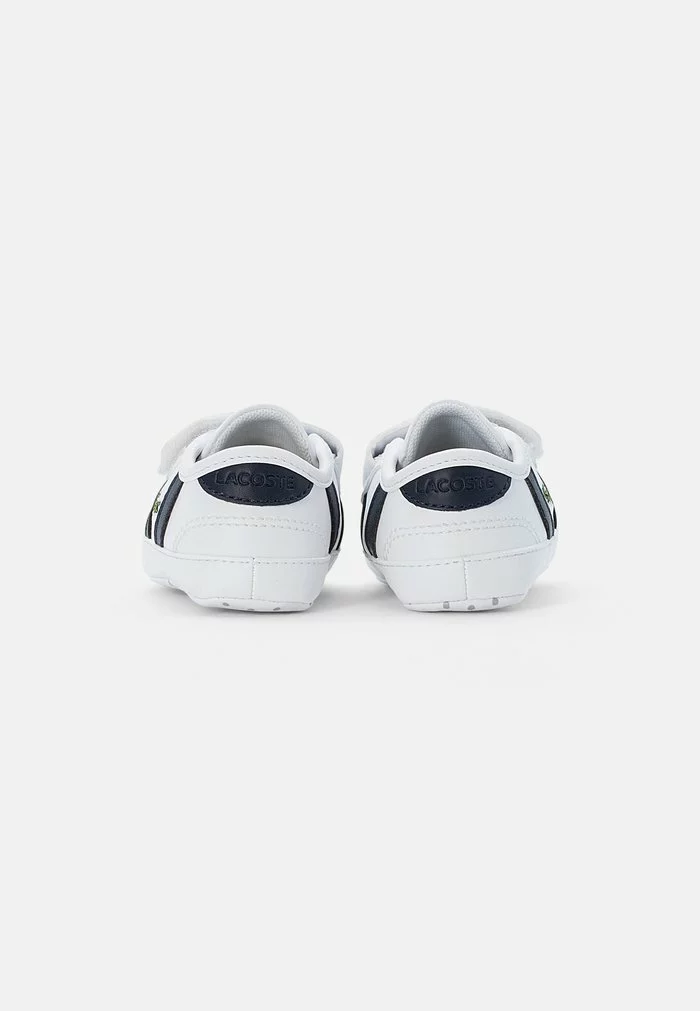 Lacoste SIDELINE CRIB CUB - Chaussons Pour Bébé - White/navy 3 Lacoste SIDELINE CRIB CUB - Chaussons Pour Bébé - White/navy – Image 3