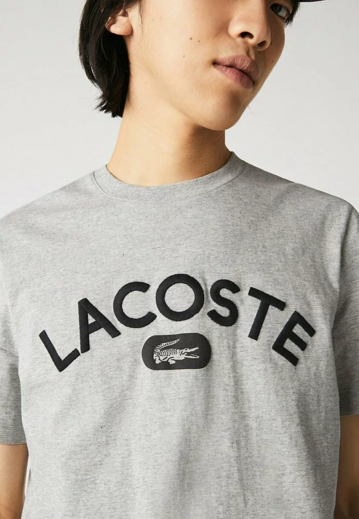 Lacoste T-shirt Imprimé - Gris Chine 3 Lacoste T-shirt Imprimé - Gris Chine – Image 3