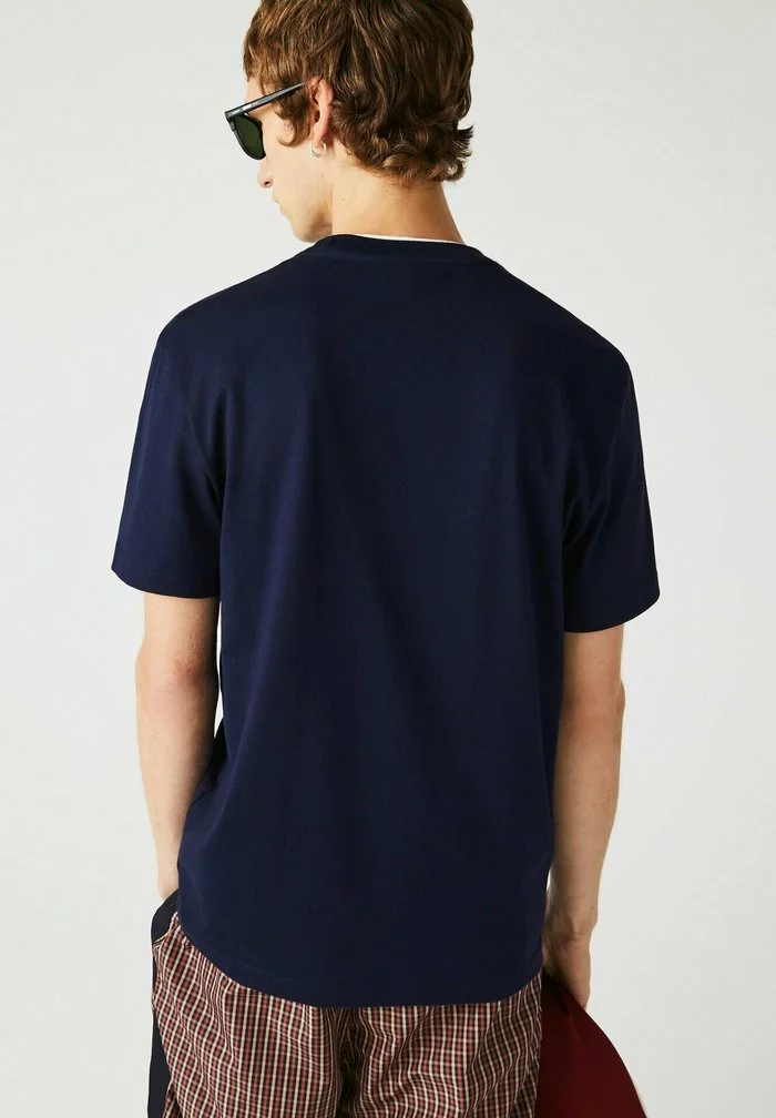Lacoste T-shirt Basique - Bleu Marine 2 Lacoste T-shirt Basique - Bleu Marine – Image 2