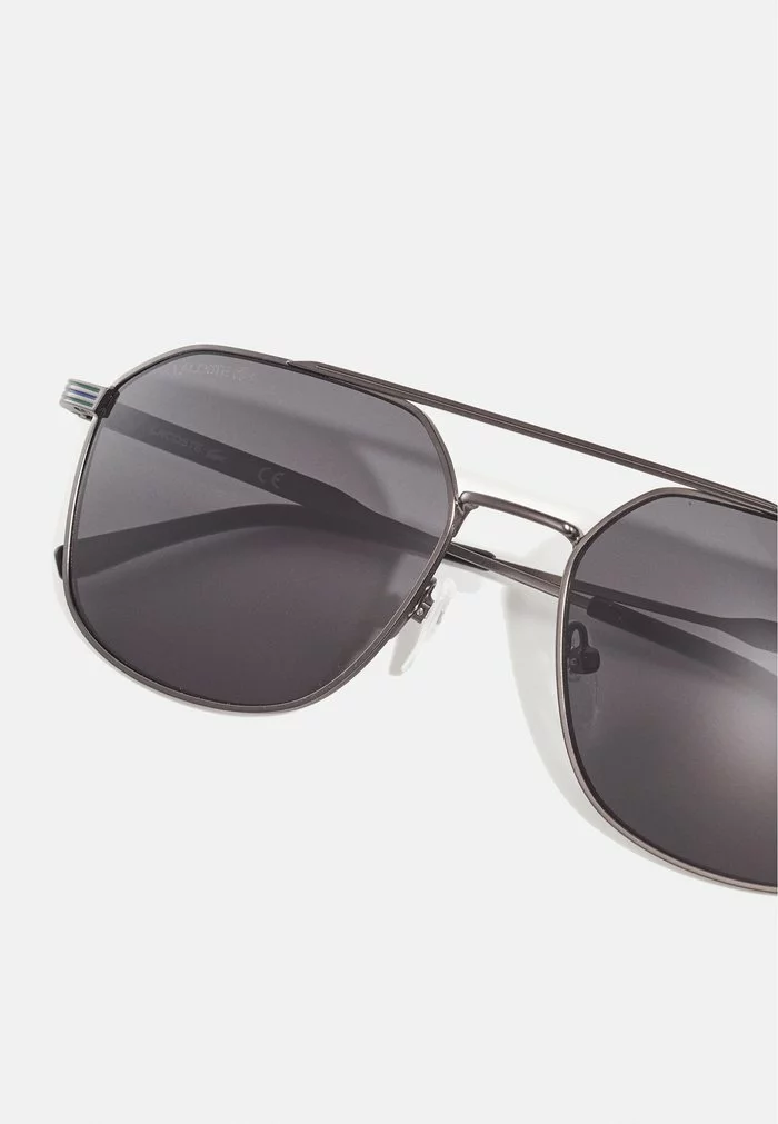 Lacoste Lunettes De Soleil - Matte Dark Grey 5 Lacoste Lunettes De Soleil - Matte Dark Grey – Image 5
