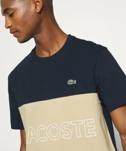 Lacoste T-shirt Imprimé - Marine Viennois-rouge -Lacoste Soldes Magasin 17751c8f27bd43fbb287146869c5aa27