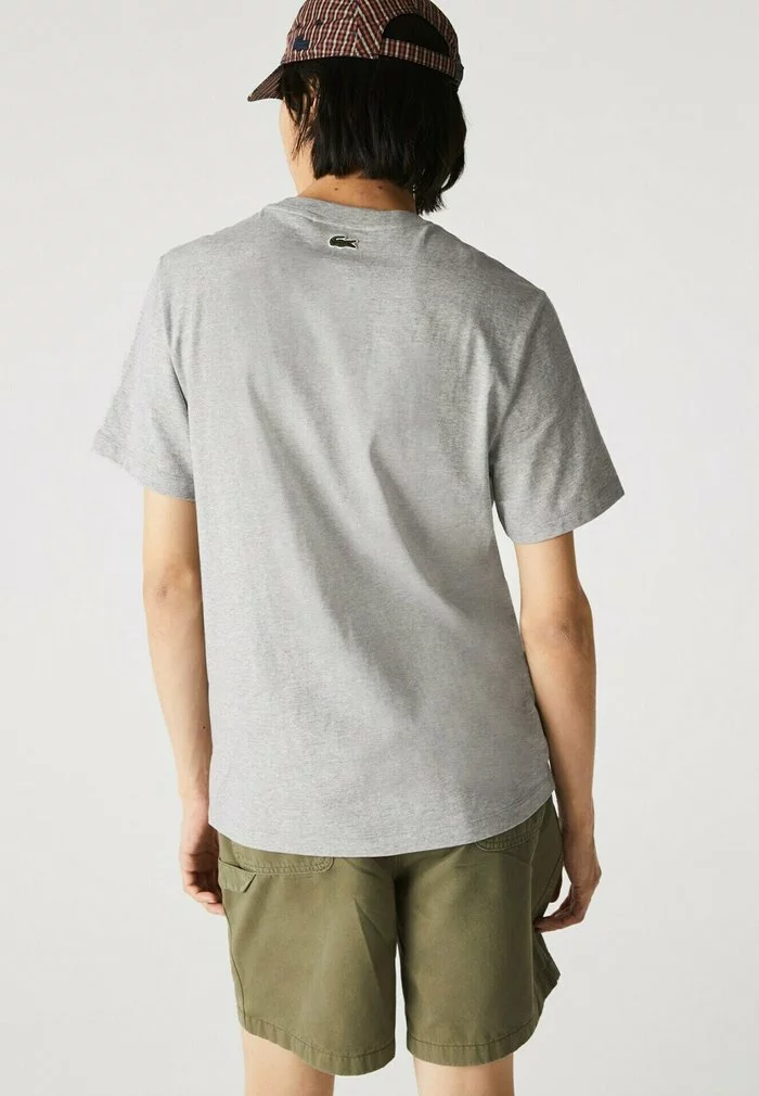 Lacoste T-shirt Imprimé - Gris Chine 2 Lacoste T-shirt Imprimé - Gris Chine – Image 2