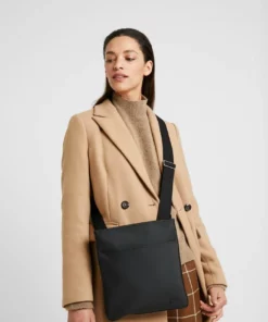 Lacoste FLAT CROSSOVER BAG - Sac Bandoulière - Black -Lacoste Soldes Magasin 2de03ca738ed4e748fe3d93794320e75