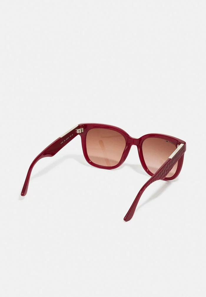 Lacoste Lunettes De Soleil - Opalin Burgundy 2 Lacoste Lunettes De Soleil - Opalin Burgundy – Image 2