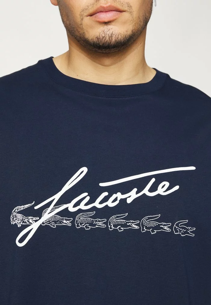 Lacoste PLUS - T-shirt Imprimé - Navy Blue 8 Lacoste PLUS - T-shirt Imprimé - Navy Blue – Image 8
