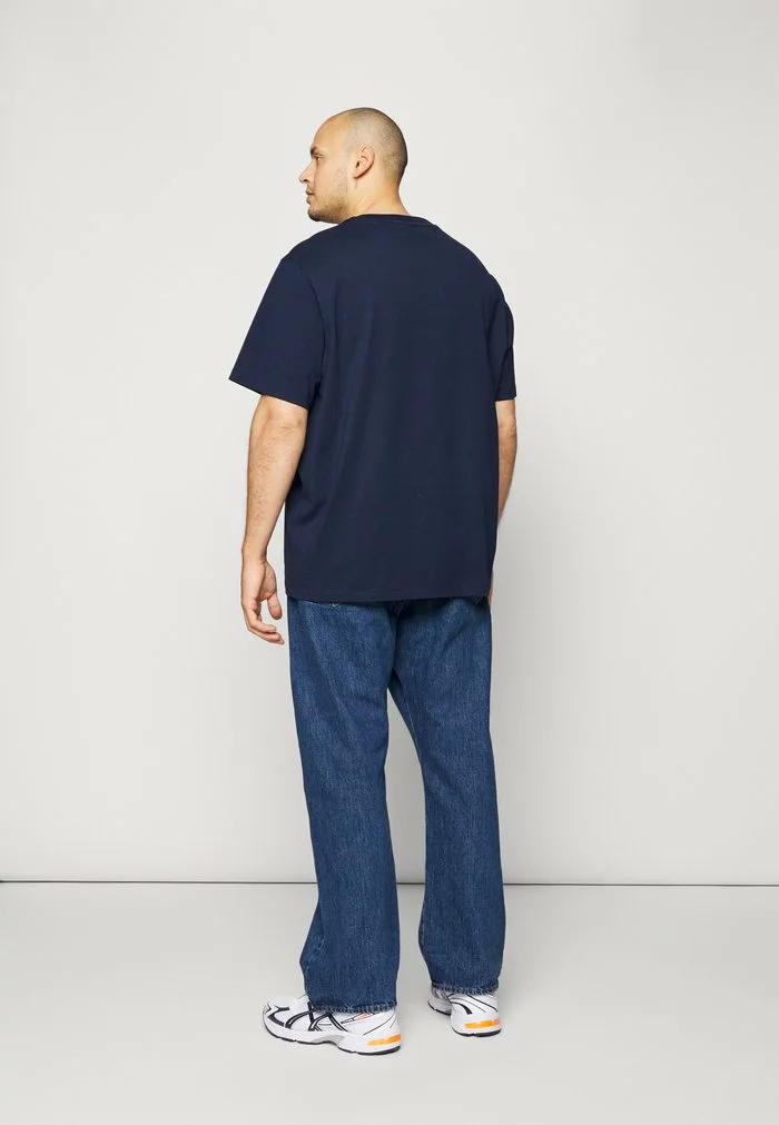 Lacoste PLUS - T-shirt Imprimé - Navy Blue 5 Lacoste PLUS - T-shirt Imprimé - Navy Blue – Image 5