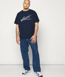 Lacoste PLUS - T-shirt Imprimé - Navy Blue 13 Lacoste PLUS - T-shirt Imprimé - Navy Blue -Lacoste Soldes Magasin 357eeee0fdd64e84b867ba1b345d4a4b