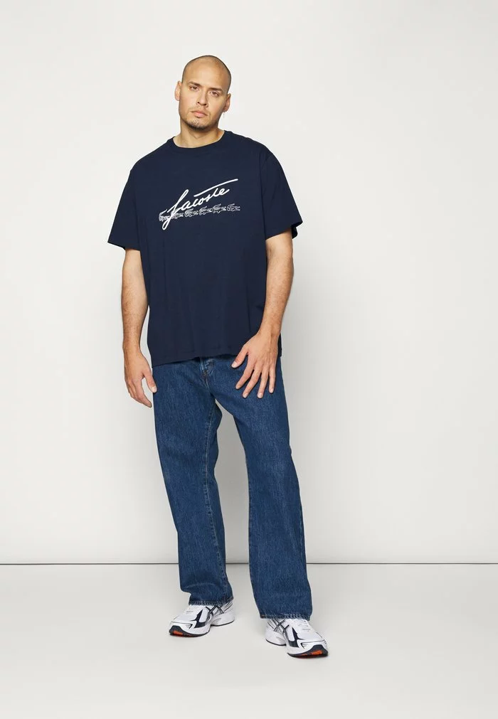 Lacoste PLUS - T-shirt Imprimé - Navy Blue 6 Lacoste PLUS - T-shirt Imprimé - Navy Blue – Image 6