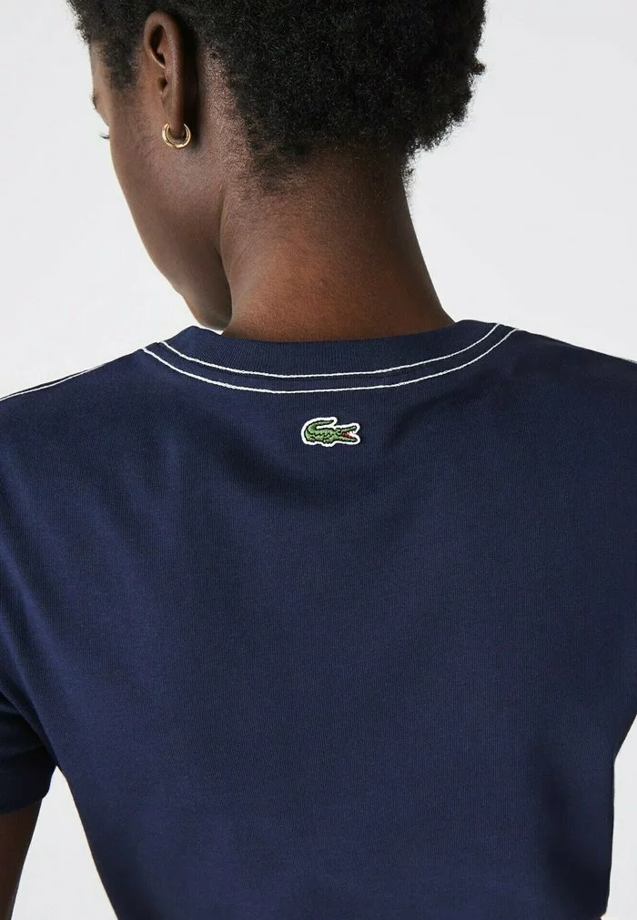 LACOSTE FEMME - T-shirt Imprimé - Bleu Marine Blanc 5 LACOSTE FEMME - T-shirt Imprimé - Bleu Marine Blanc – Image 5