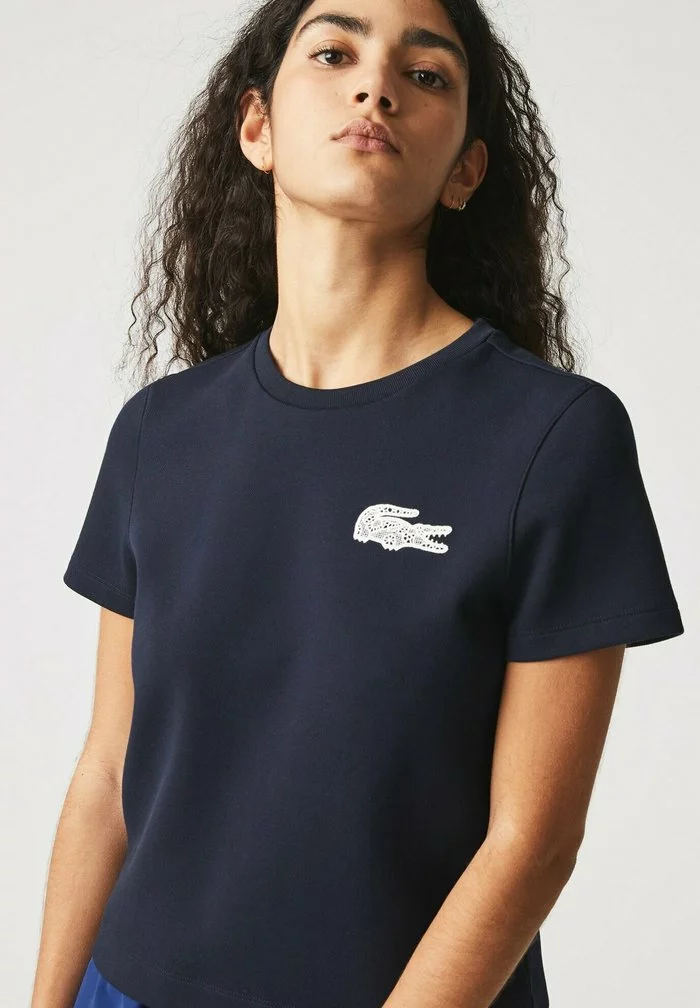 Lacoste DAMES - T-shirt Imprimé - Bleu Marine 3 Lacoste DAMES - T-shirt Imprimé - Bleu Marine – Image 3