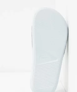 Lacoste CROCO SLIDE - Sandales De Bain - White/navy/red -Lacoste Soldes Magasin 40941508daff4ad2955b68257b9ff846