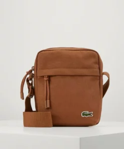 Lacoste VERTICAL CAMERA BAG - Sac Bandoulière - Otter