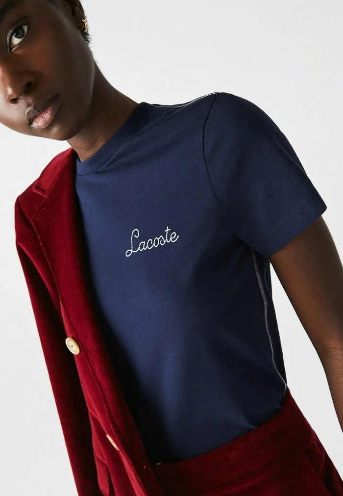 LACOSTE FEMME - T-shirt Imprimé - Bleu Marine Blanc 2 LACOSTE FEMME - T-shirt Imprimé - Bleu Marine Blanc – Image 2