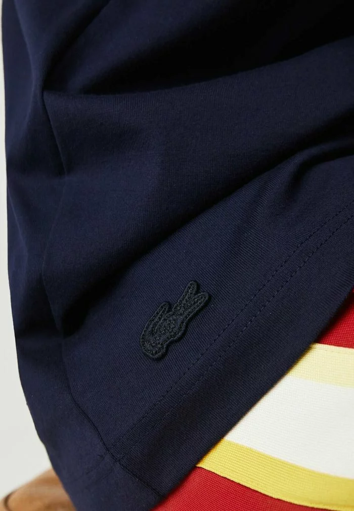 Lacoste HEREN - T-shirt Imprimé - Bleu Marine 4 Lacoste HEREN - T-shirt Imprimé - Bleu Marine – Image 4