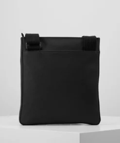 Lacoste FLAT CROSSOVER BAG - Sac Bandoulière - Black -Lacoste Soldes Magasin 4f2b6d8d89f94903ab419ae5922a2291