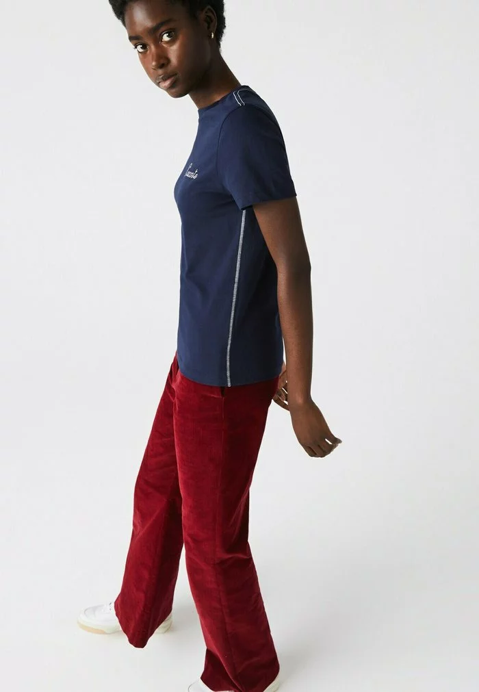 LACOSTE FEMME - T-shirt Imprimé - Bleu Marine Blanc 6 LACOSTE FEMME - T-shirt Imprimé - Bleu Marine Blanc – Image 6