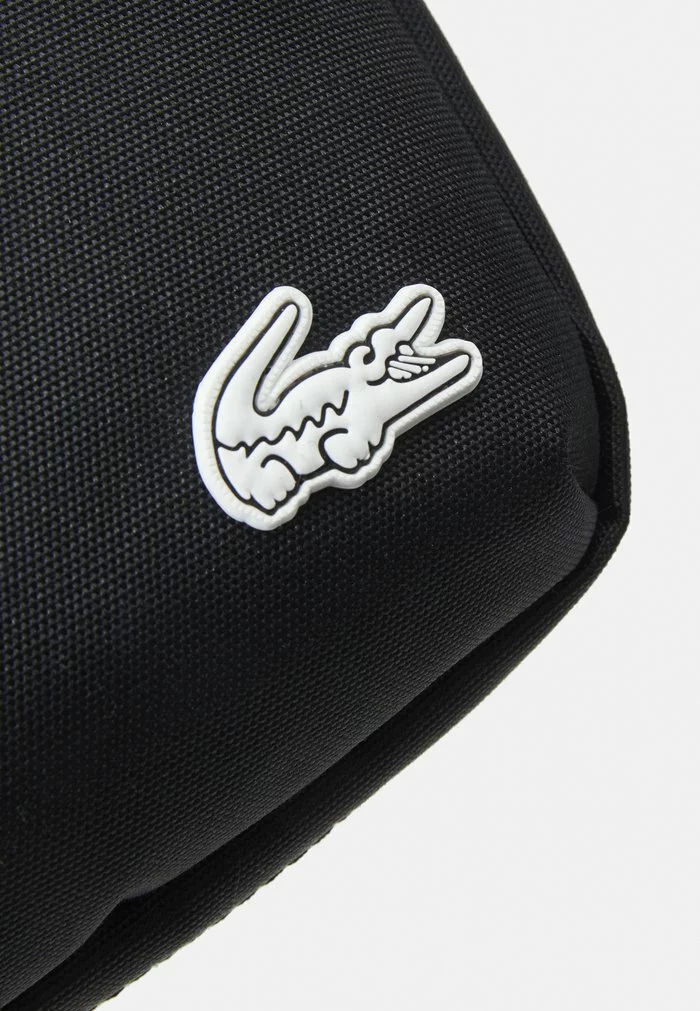 Lacoste UNISEX EXCLUSIVE - Sac Bandoulière - Noir Blanc 4 Lacoste UNISEX EXCLUSIVE - Sac Bandoulière - Noir Blanc – Image 4