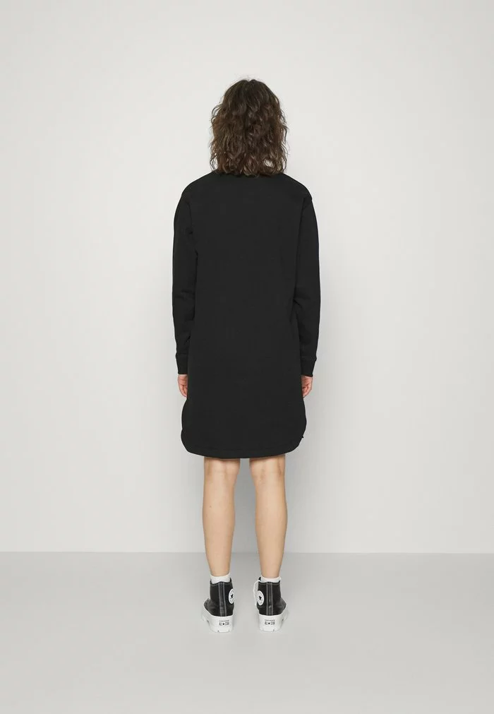Lacoste EXCLUSIVE - Robe De Jour - Black 3 Lacoste EXCLUSIVE - Robe De Jour - Black – Image 3