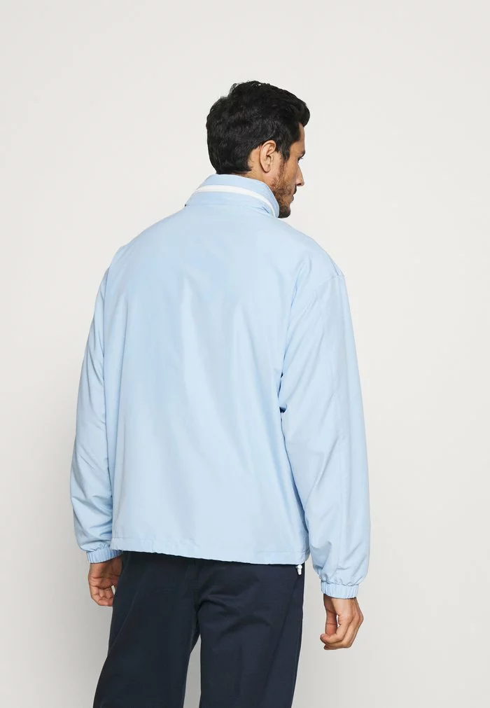 Lacoste Veste Légère - Light Blue 3 Lacoste Veste Légère - Light Blue – Image 3