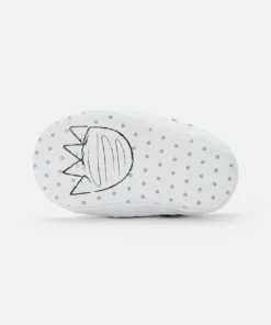 Lacoste SIDELINE CRIB CUB - Chaussons Pour Bébé - White/navy 10 Lacoste SIDELINE CRIB CUB - Chaussons Pour Bébé - White/navy -Lacoste Soldes Magasin 6a0c9294cc8b4bd484d70863fe96689b