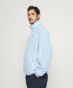 Lacoste Veste Légère - Light Blue 11 Lacoste Veste Légère - Light Blue -Lacoste Soldes Magasin 741b3969e6204fc0b1f01d8074bfa922