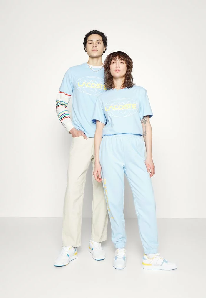 Lacoste EXCLUSIVE UNISEX GUEOE - T-shirt Imprimé - Light Blue 2 Lacoste EXCLUSIVE UNISEX GUEOE - T-shirt Imprimé - Light Blue – Image 2