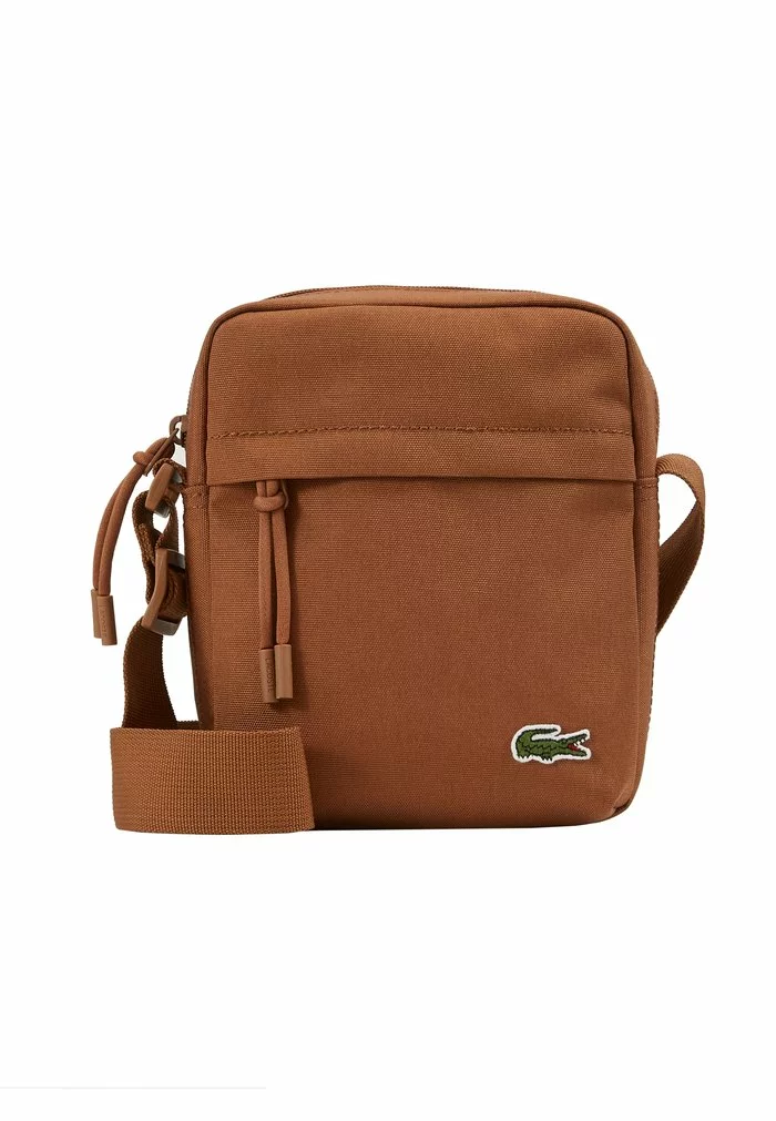 Lacoste VERTICAL CAMERA BAG - Sac Bandoulière - Otter 2 Lacoste VERTICAL CAMERA BAG - Sac Bandoulière - Otter – Image 2