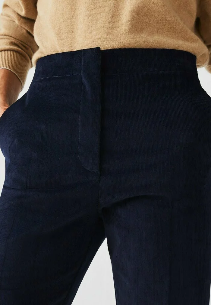 Lacoste DAMES - Pantalon Classique - Bleu Marine 4 Lacoste DAMES - Pantalon Classique - Bleu Marine – Image 4