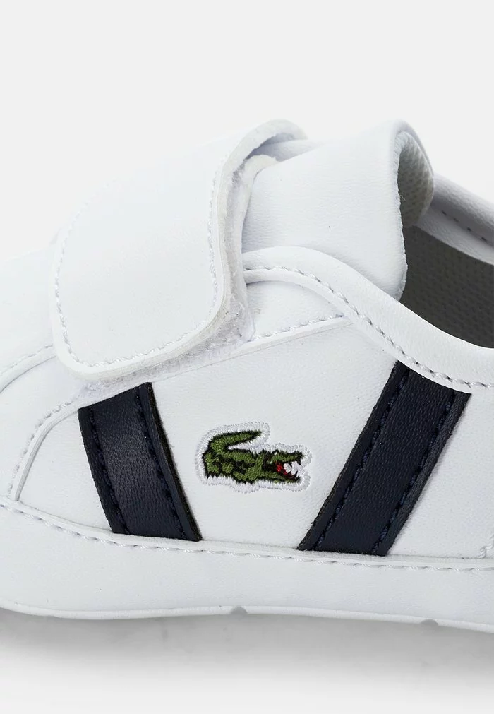 Lacoste SIDELINE CRIB CUB - Chaussons Pour Bébé - White/navy 6 Lacoste SIDELINE CRIB CUB - Chaussons Pour Bébé - White/navy – Image 6