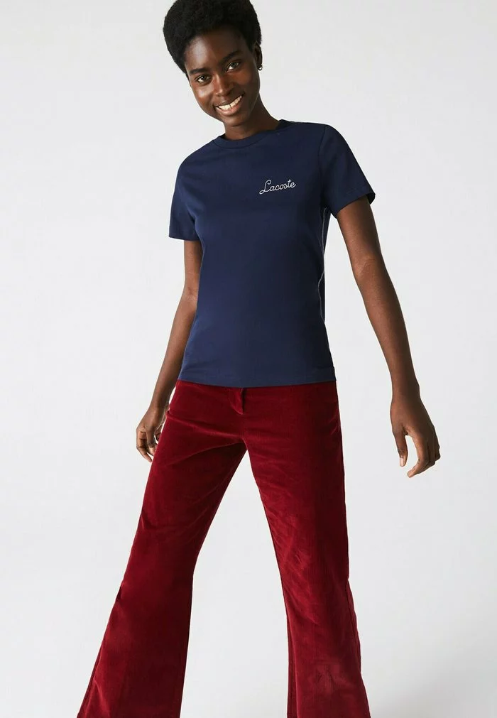 LACOSTE FEMME - T-shirt Imprimé - Bleu Marine Blanc 3 LACOSTE FEMME - T-shirt Imprimé - Bleu Marine Blanc – Image 3