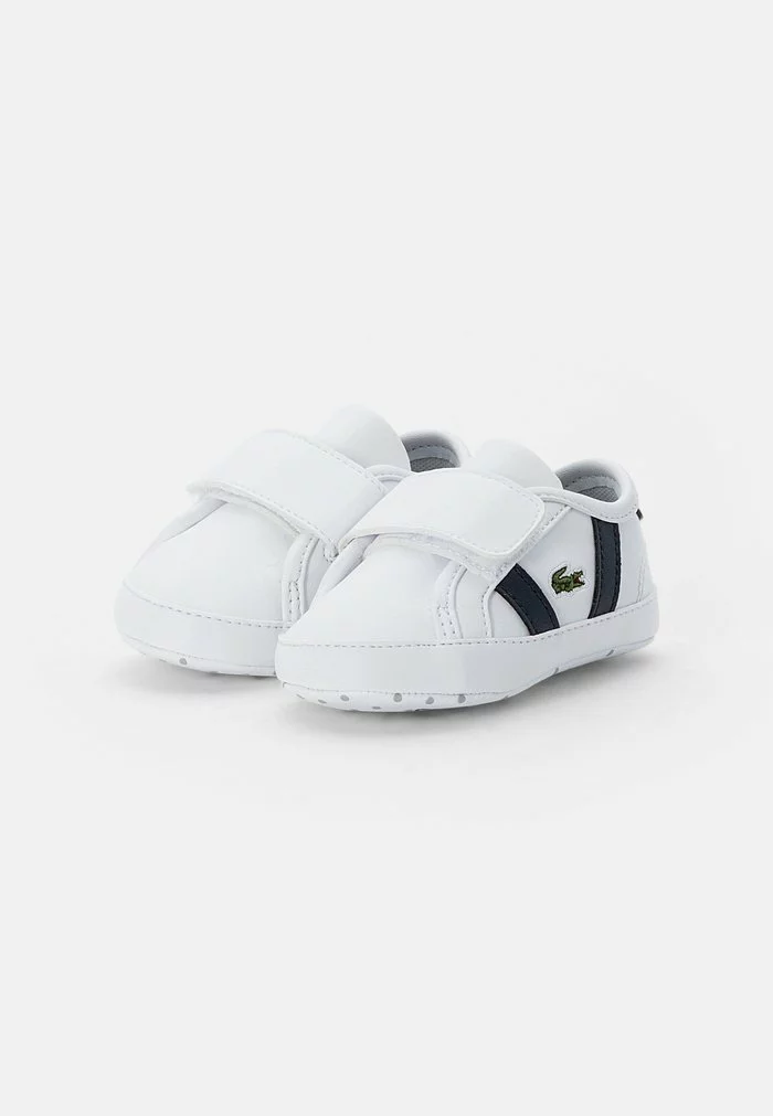 Lacoste SIDELINE CRIB CUB - Chaussons Pour Bébé - White/navy 2 Lacoste SIDELINE CRIB CUB - Chaussons Pour Bébé - White/navy – Image 2
