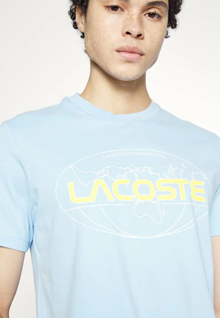 Lacoste EXCLUSIVE UNISEX GUEOE - T-shirt Imprimé - Light Blue 6 Lacoste EXCLUSIVE UNISEX GUEOE - T-shirt Imprimé - Light Blue – Image 6