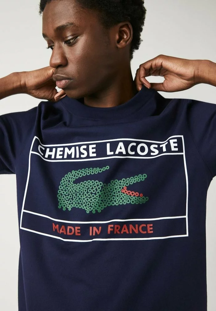 Lacoste HEREN - T-shirt Imprimé - Bleu Marine 3 Lacoste HEREN - T-shirt Imprimé - Bleu Marine – Image 3