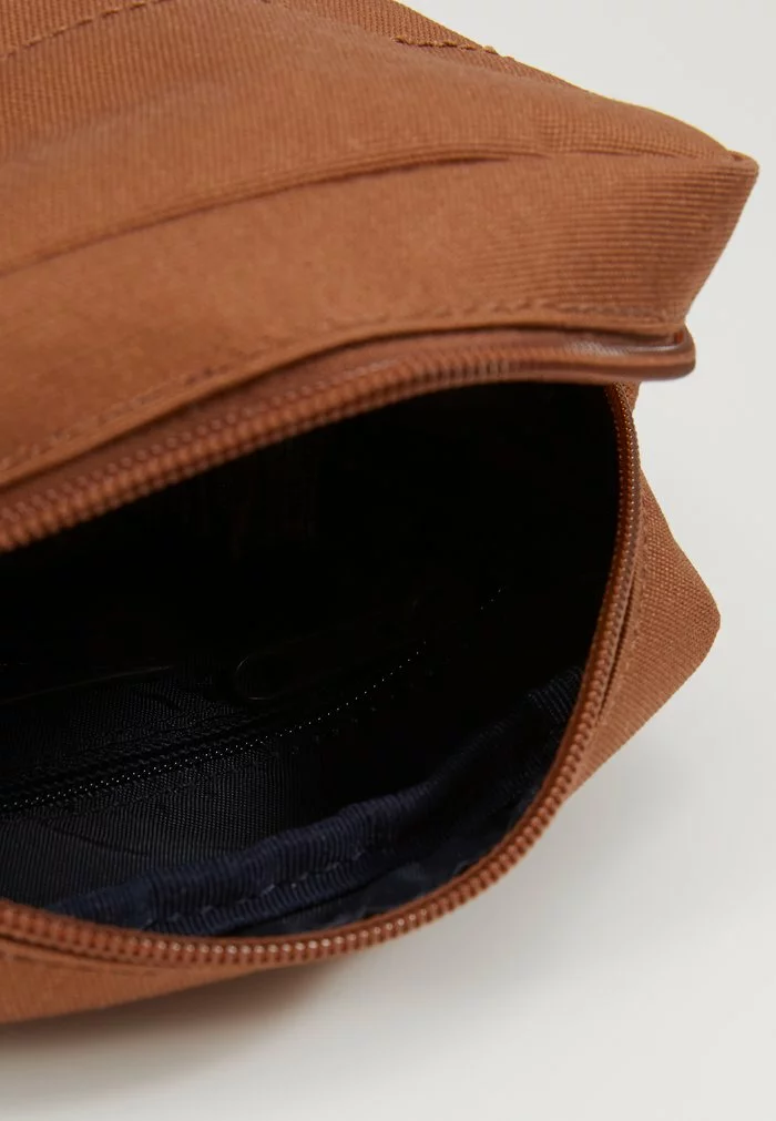 Lacoste VERTICAL CAMERA BAG - Sac Bandoulière - Otter 5 Lacoste VERTICAL CAMERA BAG - Sac Bandoulière - Otter – Image 5