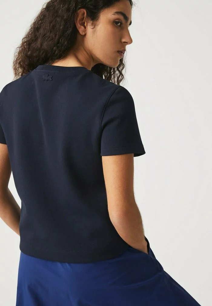 Lacoste DAMES - T-shirt Imprimé - Bleu Marine 2 Lacoste DAMES - T-shirt Imprimé - Bleu Marine – Image 2