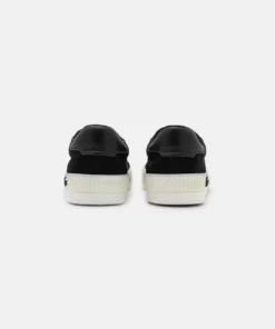 Lacoste Baskets Basses - Black/white 9 Lacoste Baskets Basses - Black/white -Lacoste Soldes Magasin 93f087a8c37f4a64ac83a8ae7c5bd8dd