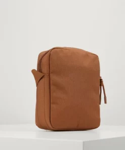 Lacoste VERTICAL CAMERA BAG - Sac Bandoulière - Otter 8 Lacoste VERTICAL CAMERA BAG - Sac Bandoulière - Otter -Lacoste Soldes Magasin 941846514bc048efa8ac3bd17553856f