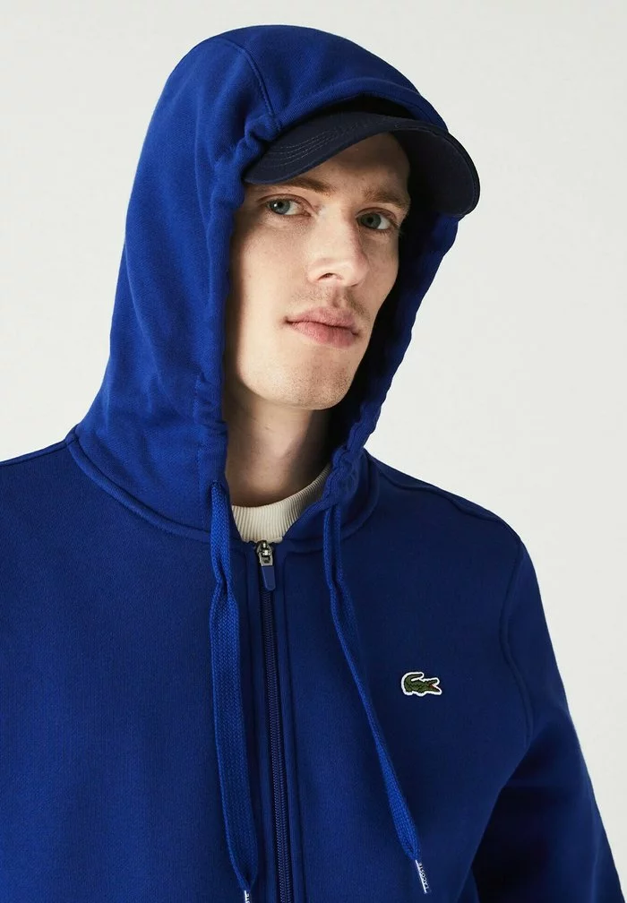 Lacoste PLUS - Sweat à Capuche Zippé - Bleu Bleu 3 Lacoste PLUS - Sweat à Capuche Zippé - Bleu Bleu – Image 3