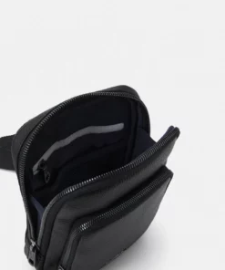 Lacoste SOFT MATE - Sac Bandoulière - Black 12 Lacoste SOFT MATE - Sac Bandoulière - Black -Lacoste Soldes Magasin 953baddd673646778b94522aecbdaa04