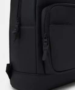 Lacoste Sac à Dos - Black 8 Lacoste Sac à Dos - Black -Lacoste Soldes Magasin 980e75bc50ff404b9a782b715ba3efc8