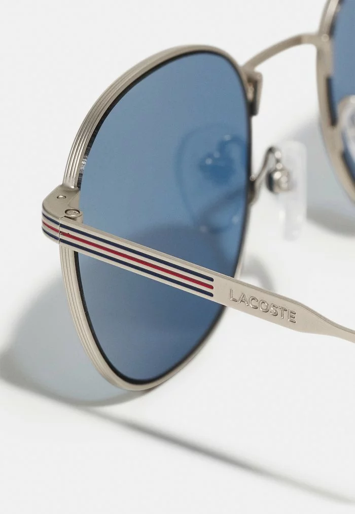 Lacoste UNISEX - Lunettes De Soleil - Gunmetal/blue 3 Lacoste UNISEX - Lunettes De Soleil - Gunmetal/blue – Image 3