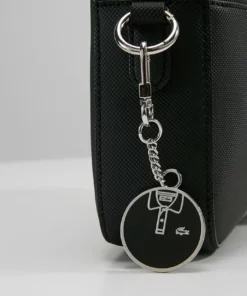 Lacoste SQUARE CROSSOVER BAG - Sac Bandoulière - Black 13 Lacoste SQUARE CROSSOVER BAG - Sac Bandoulière - Black -Lacoste Soldes Magasin a0140c88e5154304b13d5d2c7d8146ee