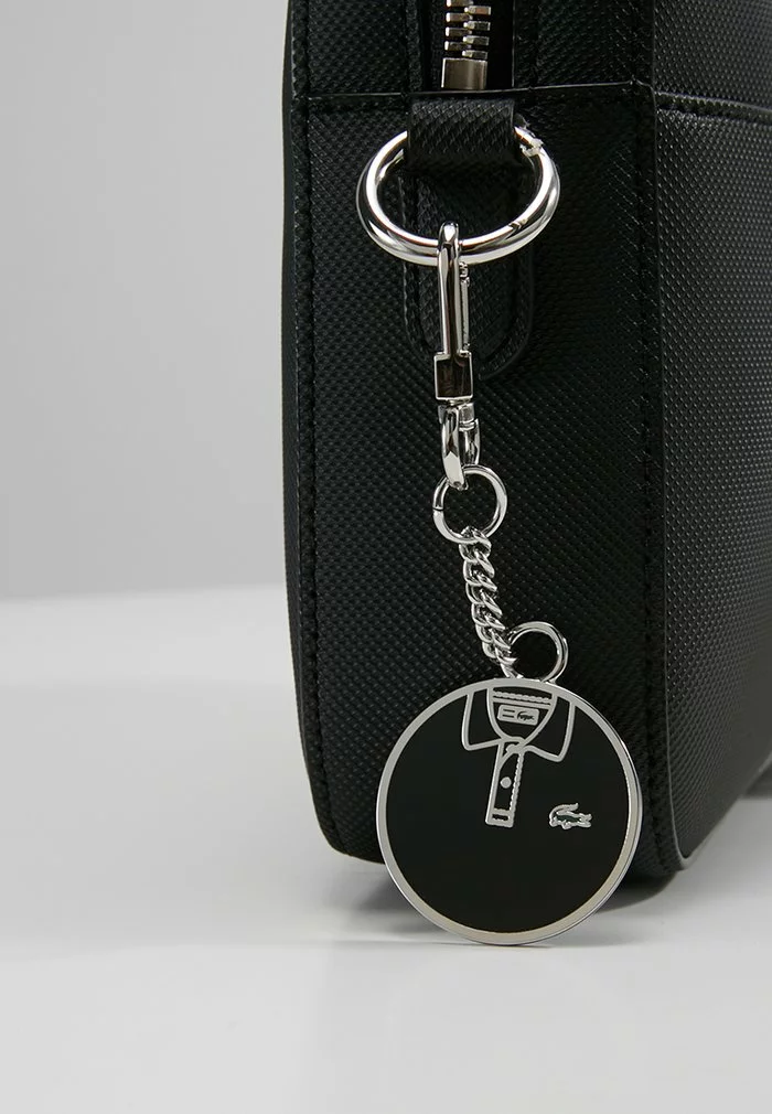 Lacoste SQUARE CROSSOVER BAG - Sac Bandoulière - Black 7 Lacoste SQUARE CROSSOVER BAG - Sac Bandoulière - Black – Image 7