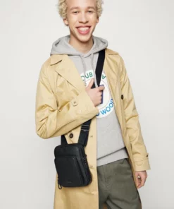 Lacoste SOFT MATE - Sac Bandoulière - Black 9 Lacoste SOFT MATE - Sac Bandoulière - Black -Lacoste Soldes Magasin b53b619047e04eee85f2888727a91f78