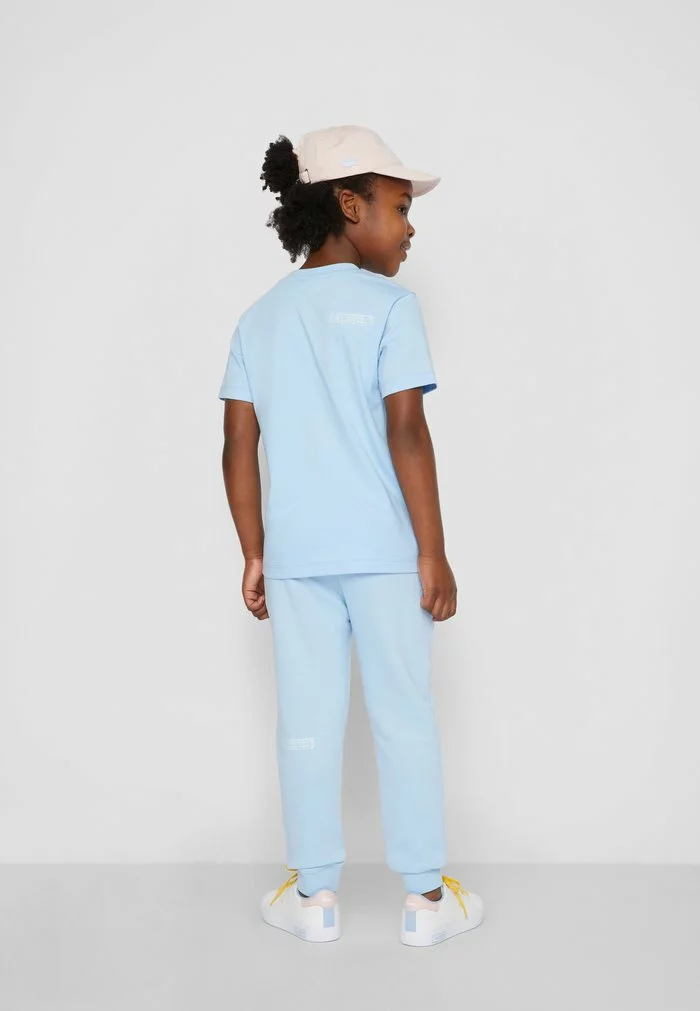 Lacoste UNISEX EXCLUSIVE - T-shirt Imprimé - Light Blue 4 Lacoste UNISEX EXCLUSIVE - T-shirt Imprimé - Light Blue – Image 4